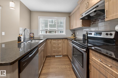 31 5203 149 Avenue, Edmonton, AB - Indoor Photo Showing Kitchen With Stainless Steel Kitchen With Double Sink With Upgraded Kitchen