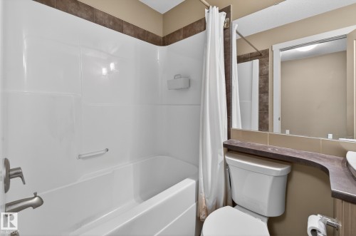 31 5203 149 Avenue, Edmonton, AB - Indoor Photo Showing Bathroom