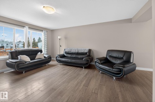 31 5203 149 Avenue, Edmonton, AB - Indoor Photo Showing Living Room