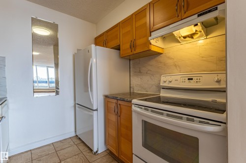 37 8745 165 Street, Edmonton, AB - Indoor Photo Showing Kitchen