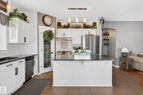 3 Erin Close, St. Albert, AB - Indoor Photo Showing Kitchen With Stainless Steel Kitchen With Upgraded Kitchen