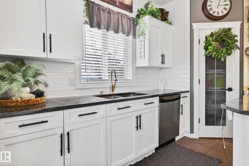 3 Erin Close, St. Albert, AB - Indoor Photo Showing Kitchen With Double Sink With Upgraded Kitchen