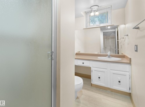 11819 75 Avenue, Edmonton, AB - Indoor Photo Showing Bathroom