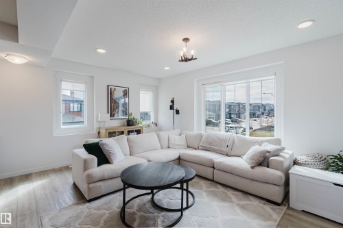 118 Secord Drive, Edmonton, AB - Indoor Photo Showing Living Room