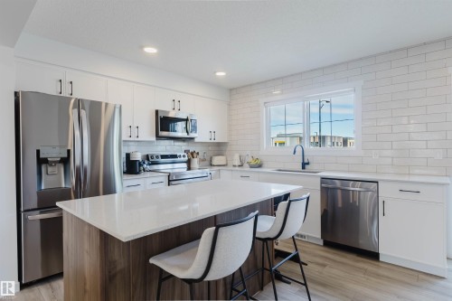 118 Secord Drive, Edmonton, AB - Indoor Photo Showing Kitchen With Upgraded Kitchen