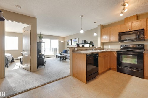424 5951 165 Avenue, Edmonton, AB - Indoor Photo Showing Kitchen
