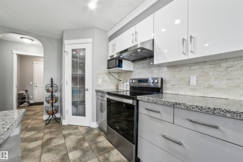 324 79 Street, Edmonton, AB - Indoor Photo Showing Kitchen With Upgraded Kitchen