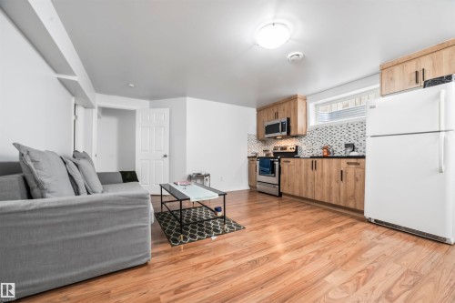 324 79 Street, Edmonton, AB - Indoor Photo Showing Kitchen