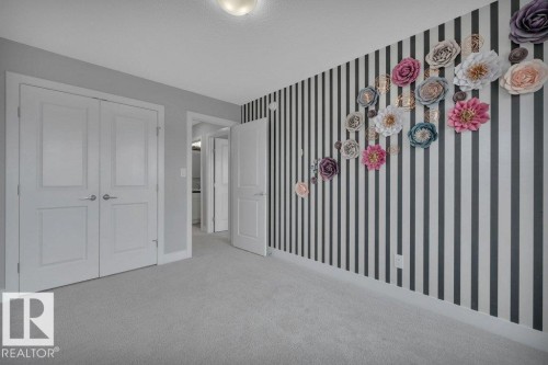 Large bedroom - south facing - 1909 Davidson Wynd, Edmonton, AB - Indoor