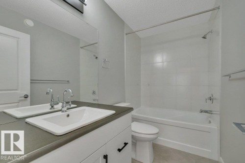 4-piece bath - 1909 Davidson Wynd, Edmonton, AB - Indoor Photo Showing Bathroom