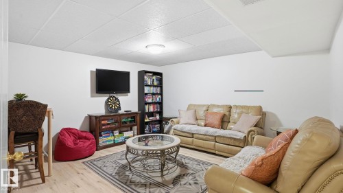 1310 Barnes Close, Edmonton, AB - Indoor Photo Showing Living Room