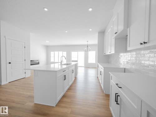 927 18 Avenue, Edmonton, AB - Indoor Photo Showing Kitchen With Upgraded Kitchen