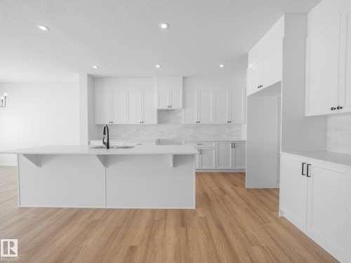 927 18 Avenue, Edmonton, AB - Indoor Photo Showing Kitchen