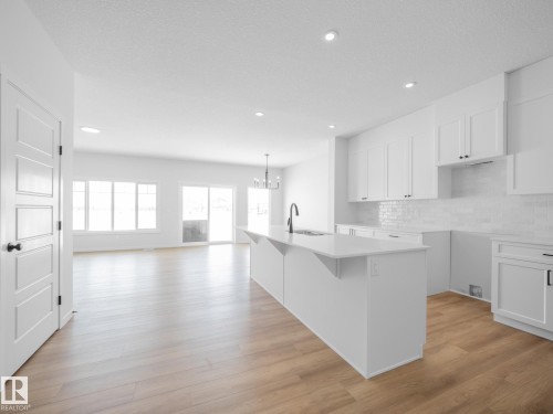 927 18 Avenue, Edmonton, AB - Indoor Photo Showing Kitchen With Upgraded Kitchen