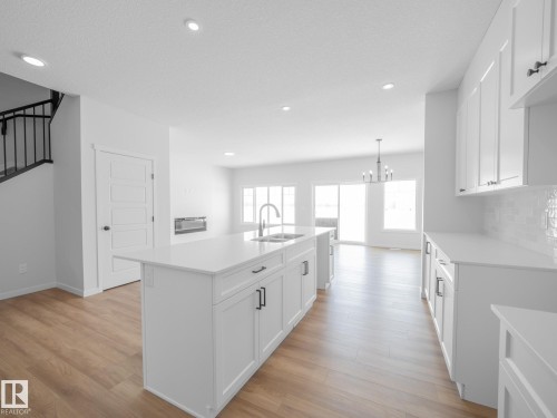 927 18 Avenue, Edmonton, AB - Indoor Photo Showing Kitchen
