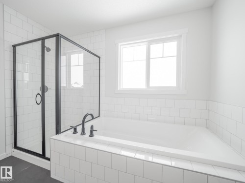 927 18 Avenue, Edmonton, AB - Indoor Photo Showing Bathroom