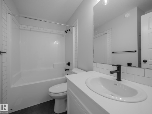 927 18 Avenue, Edmonton, AB - Indoor Photo Showing Bathroom