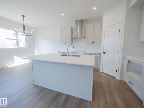 947 18 Avenue, Edmonton, AB - Indoor Photo Showing Kitchen