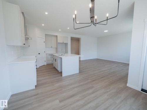 947 18 Avenue, Edmonton, AB - Indoor Photo Showing Kitchen