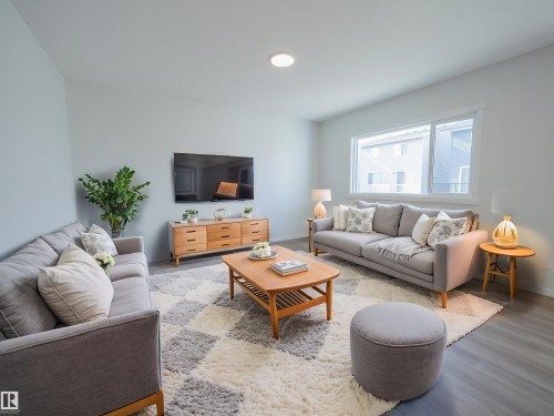 947 18 Avenue, Edmonton, AB - Indoor Photo Showing Living Room
