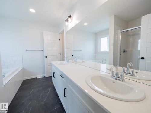 947 18 Avenue, Edmonton, AB - Indoor Photo Showing Bathroom
