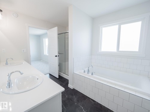 947 18 Avenue, Edmonton, AB - Indoor Photo Showing Bathroom
