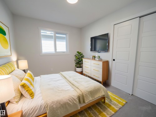 947 18 Avenue, Edmonton, AB - Indoor Photo Showing Bedroom