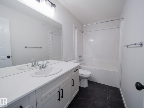947 18 Avenue, Edmonton, AB - Indoor Photo Showing Bathroom