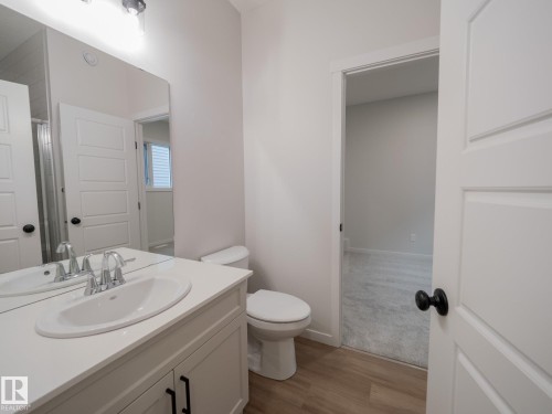 947 18 Avenue, Edmonton, AB - Indoor Photo Showing Bathroom