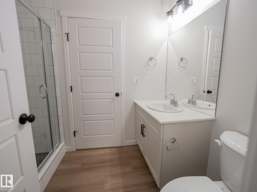 947 18 Avenue, Edmonton, AB - Indoor Photo Showing Bathroom