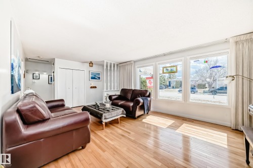 4208 37 Avenue, Leduc, AB - Indoor Photo Showing Living Room