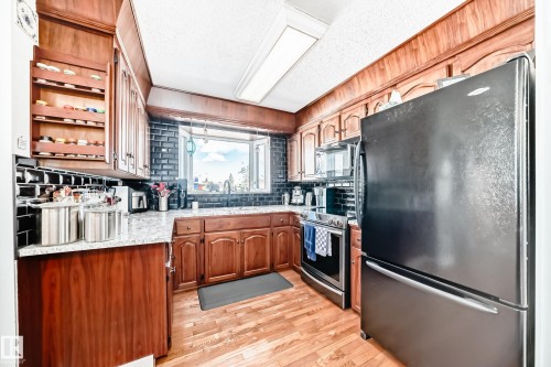 4208 37 Avenue, Leduc, AB - Indoor Photo Showing Kitchen