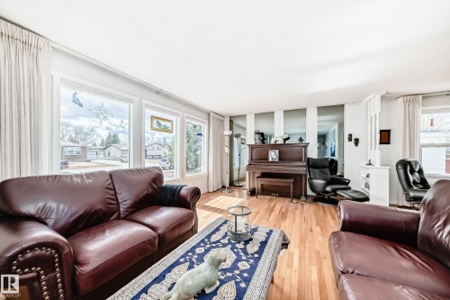 4208 37 Avenue, Leduc, AB - Indoor Photo Showing Living Room
