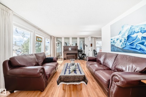 4208 37 Avenue, Leduc, AB - Indoor Photo Showing Living Room