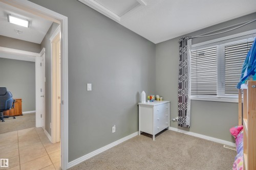 This room features a window with blinds, carpeted flooring, and a neutral wall color - 316 Avena Link, Leduc, AB - Indoor
