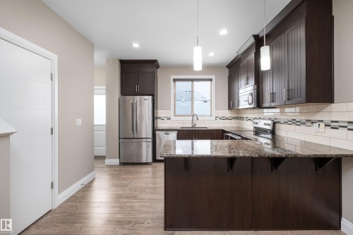 76 Gilmore Way, Spruce Grove, AB - Indoor Photo Showing Kitchen With Upgraded Kitchen