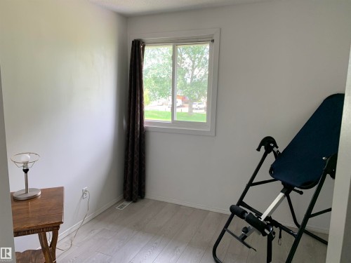 upper level, full bathroom - 892 Abbottsfield Road Nw, Edmonton, AB 