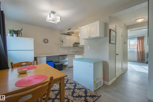 lots of extra counter space - 892 Abbottsfield Road Nw, Edmonton, AB 
