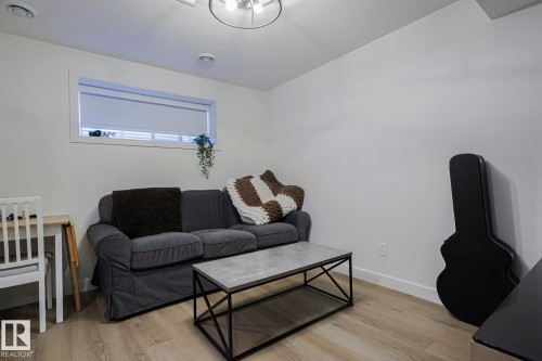 6343 King Wynd, Edmonton, AB - Indoor Photo Showing Living Room