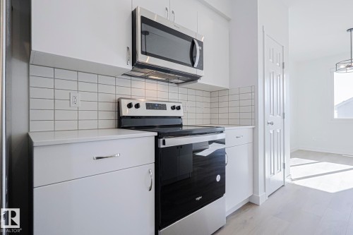 6343 King Wynd, Edmonton, AB - Indoor Photo Showing Kitchen