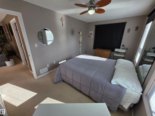 4929 53 Street, Entwistle, AB - Indoor Photo Showing Bedroom