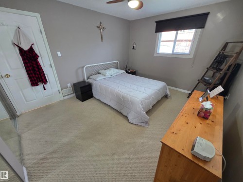 4929 53 Street, Entwistle, AB - Indoor Photo Showing Bedroom