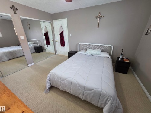 4929 53 Street, Entwistle, AB - Indoor Photo Showing Bedroom