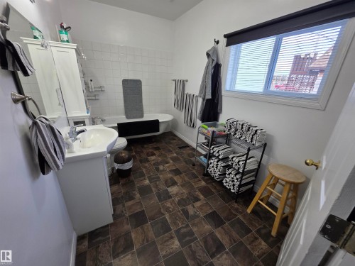 4929 53 Street, Entwistle, AB - Indoor