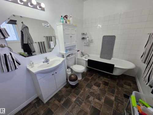 4929 53 Street, Entwistle, AB - Indoor Photo Showing Bathroom