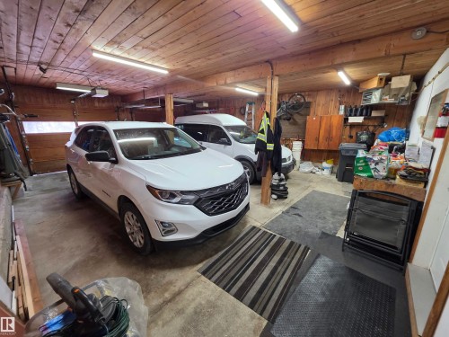 4929 53 Street, Entwistle, AB - Indoor Photo Showing Garage