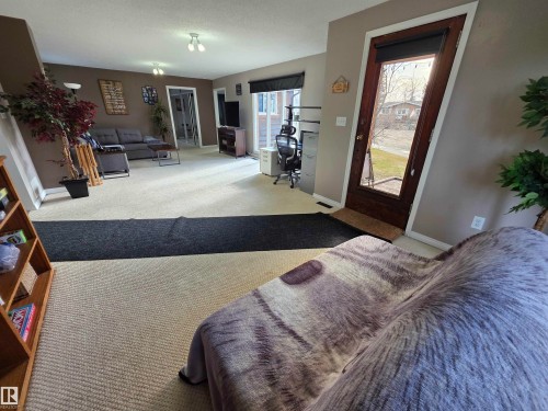 4929 53 Street, Entwistle, AB - Indoor Photo Showing Bedroom