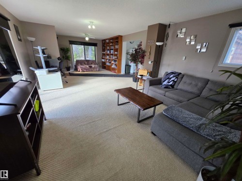 4929 53 Street, Entwistle, AB - Indoor Photo Showing Living Room