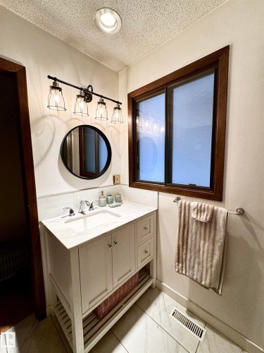10346A 121 Street, Edmonton, AB - Indoor Photo Showing Bathroom