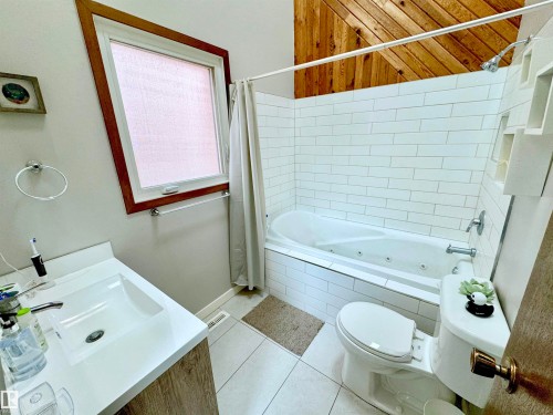 10346A 121 Street, Edmonton, AB - Indoor Photo Showing Bathroom